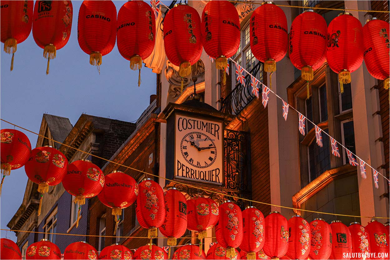 Lanternes et enseigne de Chinatown à Londres