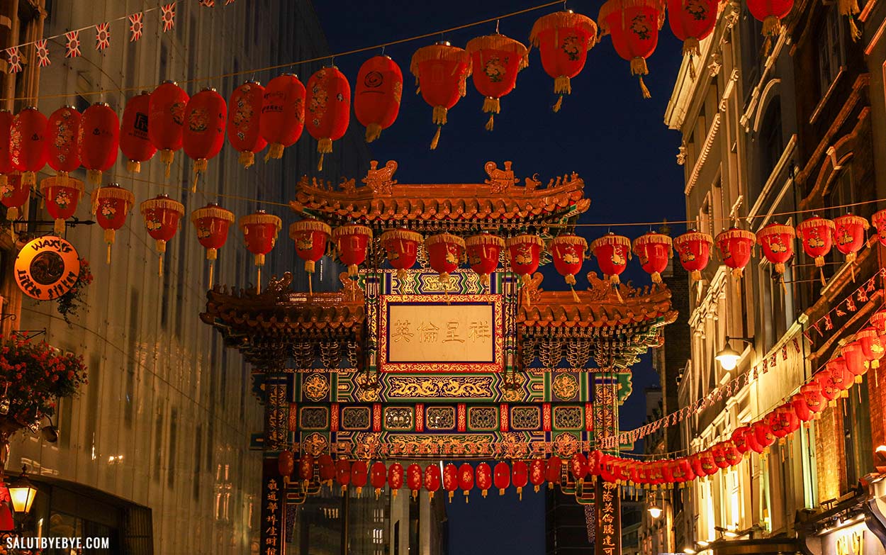 Entrée de Chinatown avec arche et lanternes