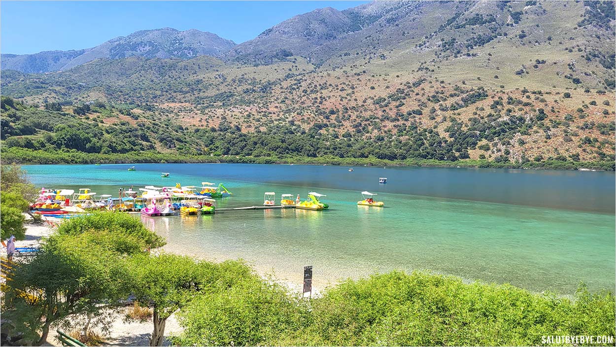 Le lac de Kournas et ses pédalos