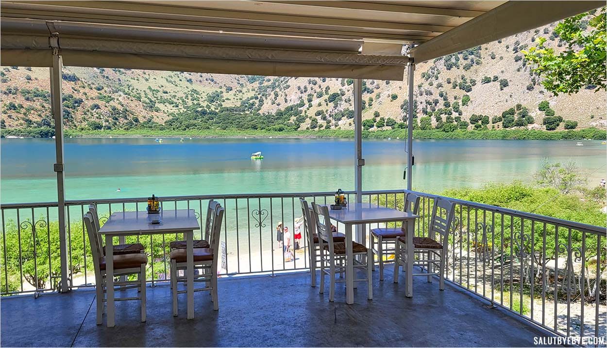 Une taverne au lac de Kournas