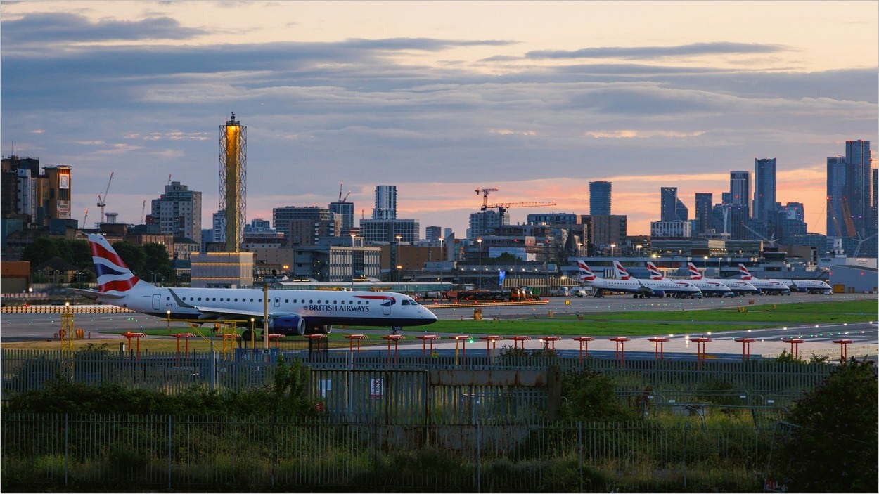 Avion sur le tarmac de l'aéroport London City