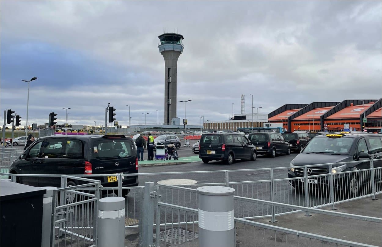 Taxis en attente à l'aéroport de Luton