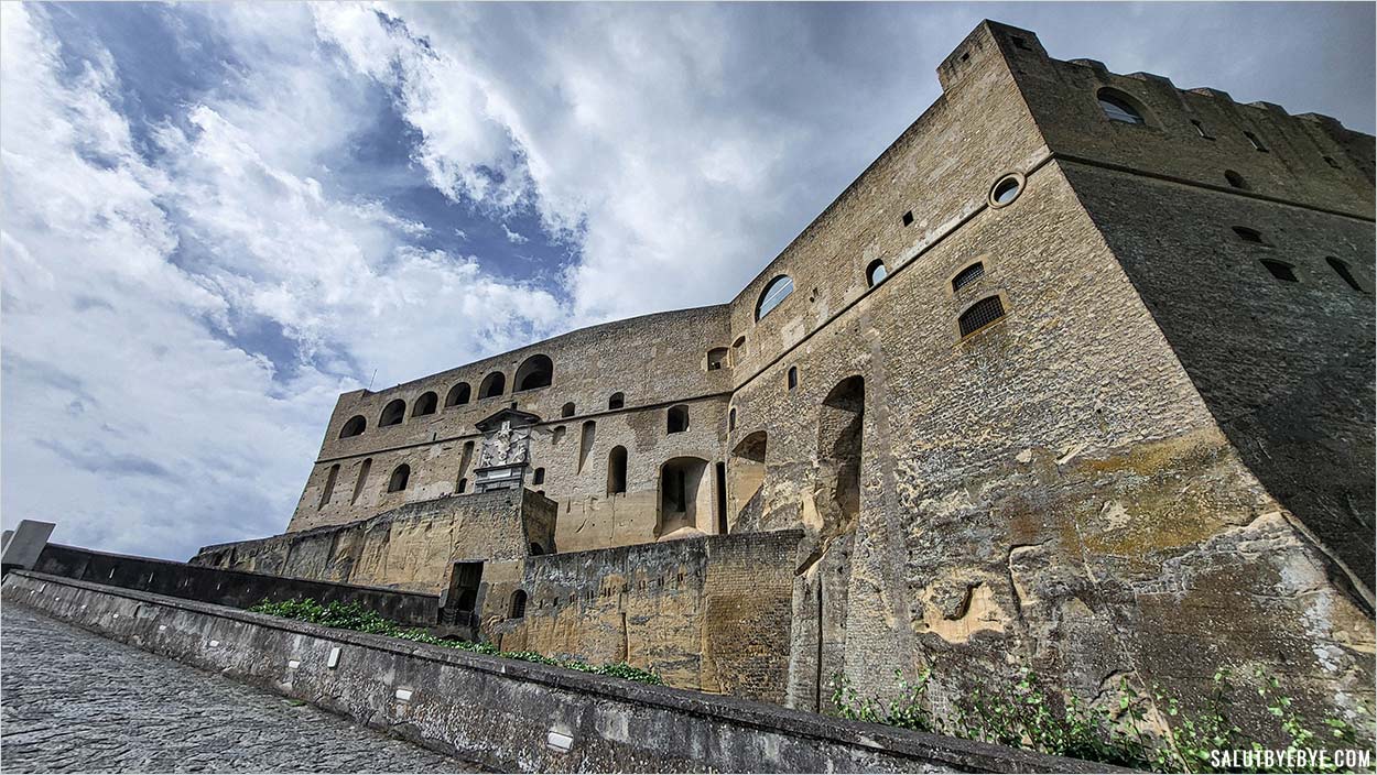 Vue d'ensemble du château Sant'Elmo
