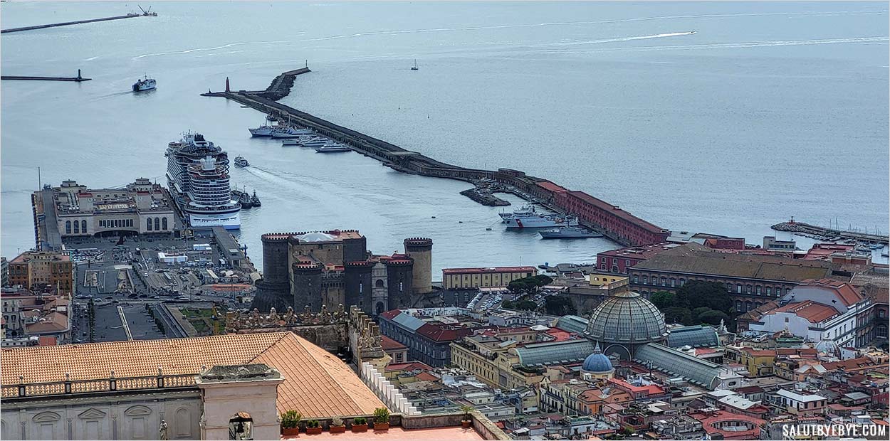 Vue sur le port de Naples et la Galleria Umberto I