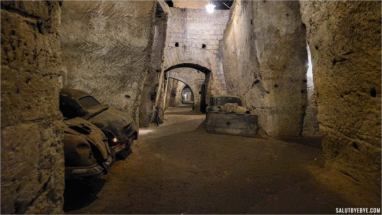 Cimetière des voitures anciennes de la galerie Bourbon