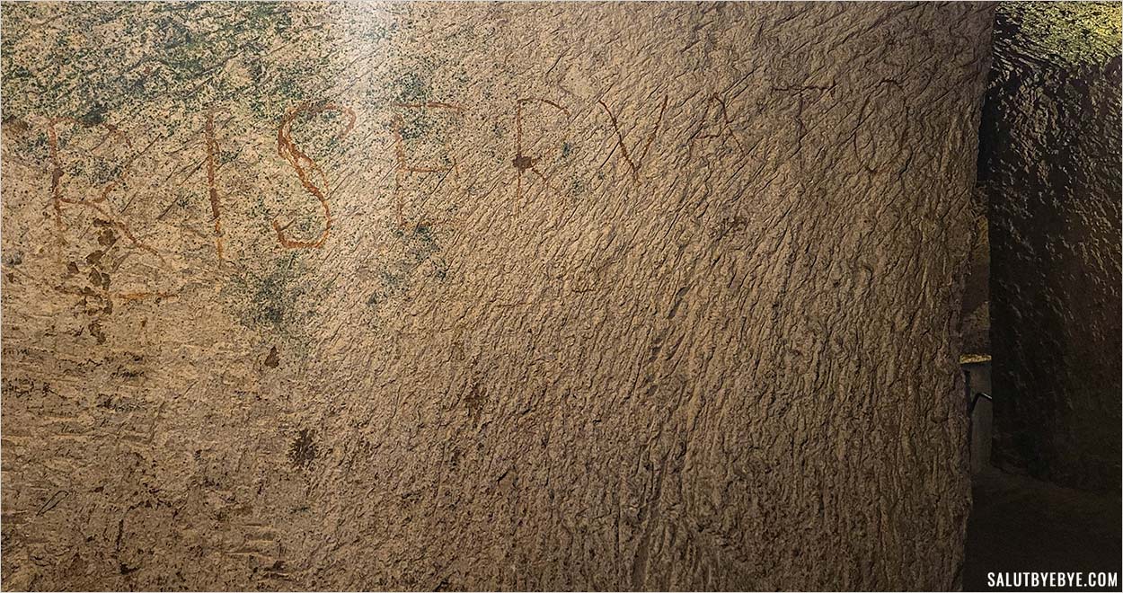 Graffiti Riservato dans le tunnel Bourbon