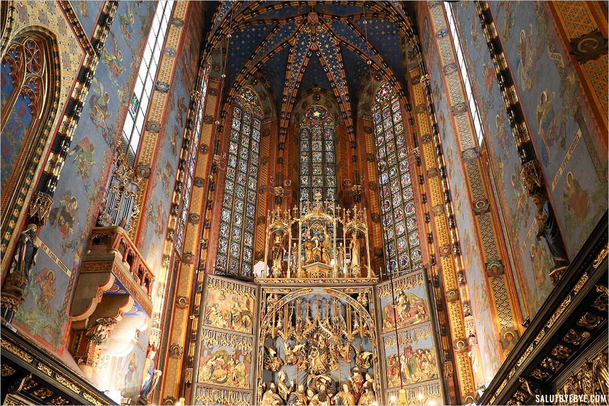 Intérieur de la basilique Sainte-Marie de Cracovie