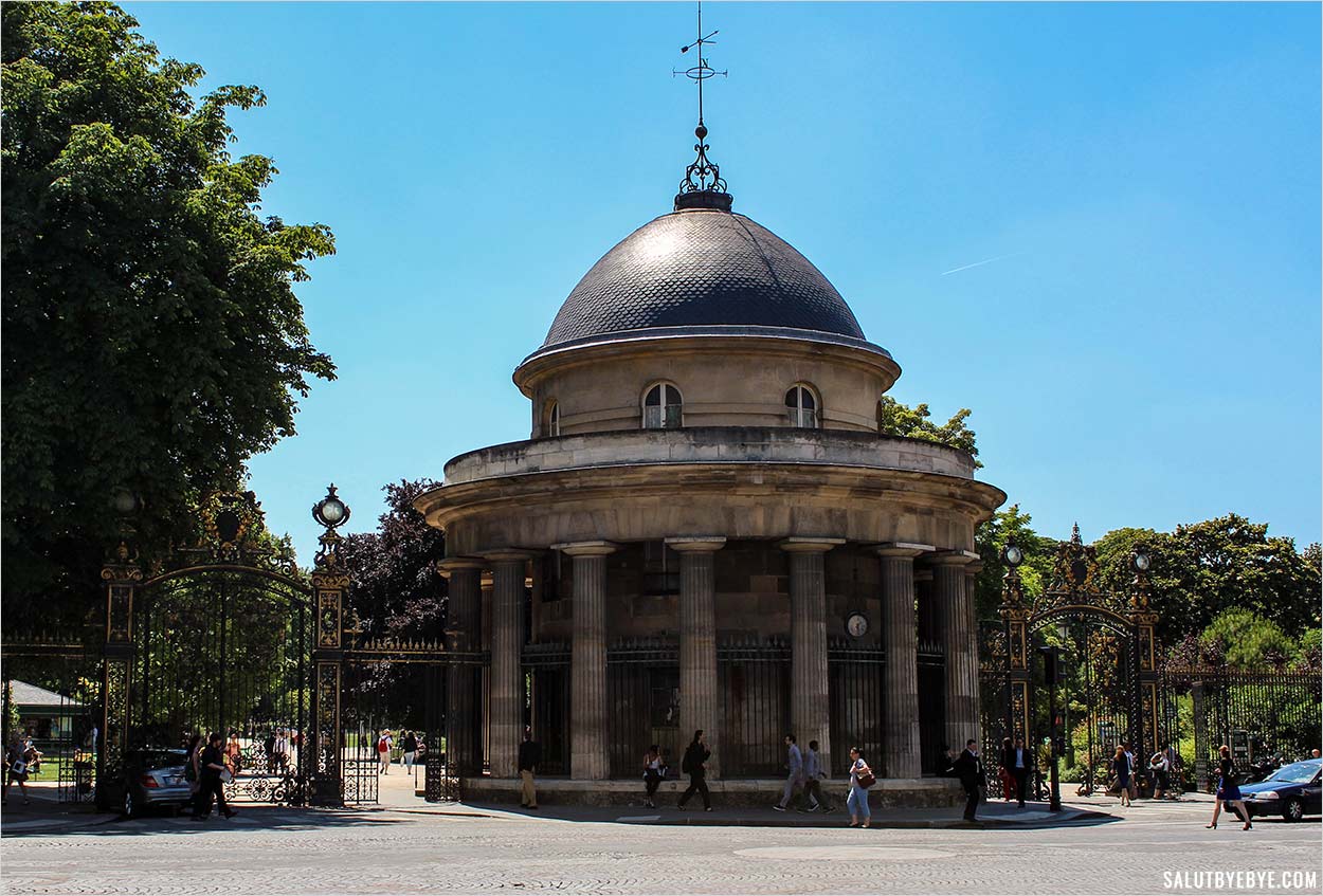 L'entrée du Parc Monceau sur le boulevard de Courcelles