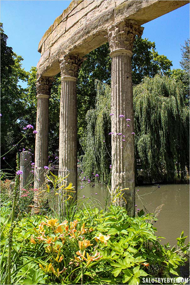 Parc Monceau à Paris - Colonnes corinthiennes