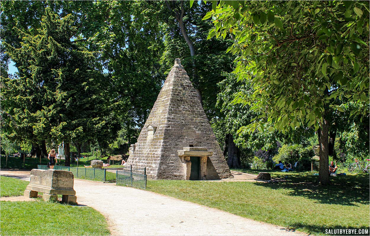 La pyramide du Parc Monceau