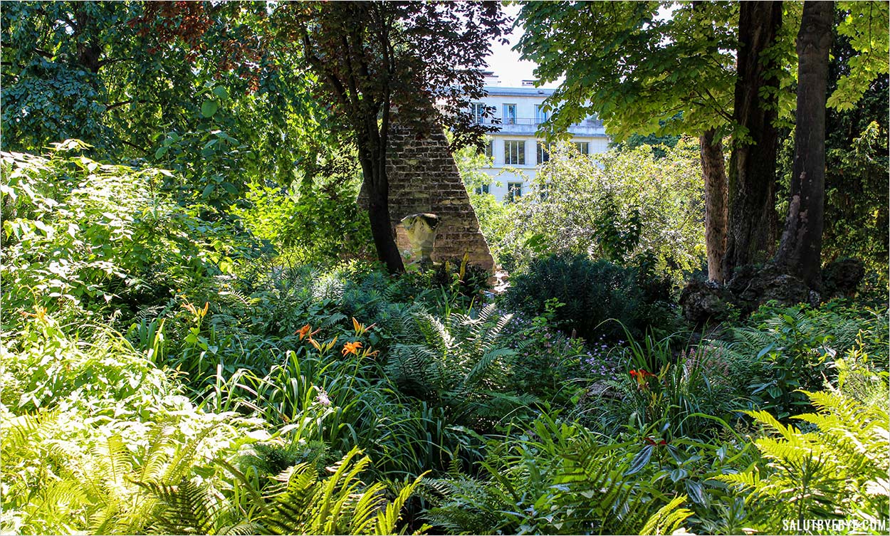 La pyramide et les hôtels particuliers derrière les arbres
