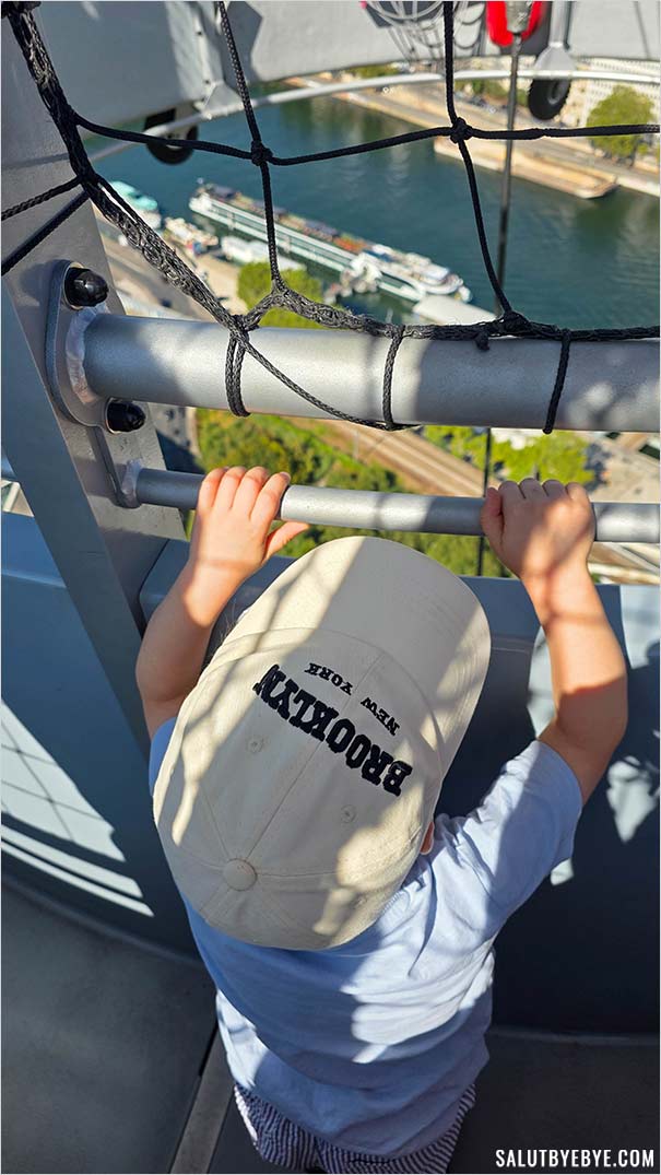 Enfant juste assez grand pour voir depuis la nacelle du Ballon de Paris