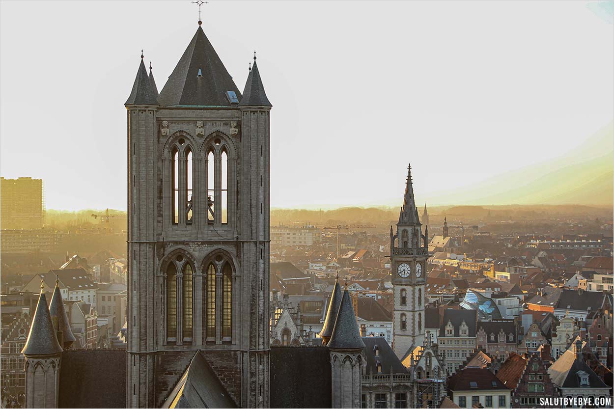 La tour de Saint-Nicolas et la tour de l'horloge du bâtiment des postes